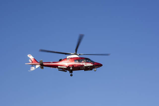 Der Transport per Hubschrauber kann bei einem Schädel-Hirn-Trauma notwendig werden. (Quelle: Engin_Akyurt (CC0-Lizenz)/ pixabay.com