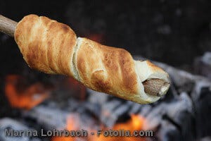 Stockbrot über dem Lagerfeuer