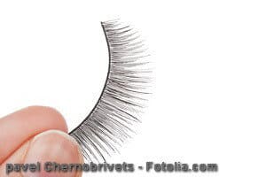 False lashes in fingers