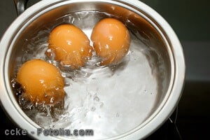 braune Eier im kochendem Wasser
