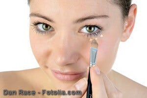 Frau trägt Make Up auf