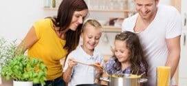 familie kocht zusammen spaghetti