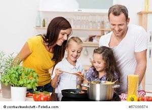 familie kocht zusammen spaghetti