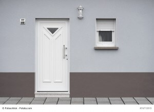 Modernisierte Fassade eines Wohnhauses in blaugrau