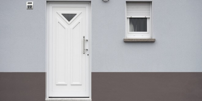 Modernisierte Fassade eines Wohnhauses in blaugrau