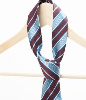Krawatte mit Kleiderbügel