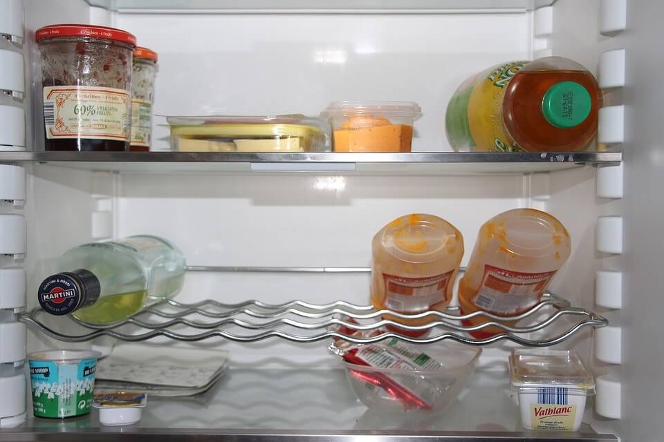 Ein Blick in den Kühlschrank und den Vorratsschrank hilft zu sehen, was wirklich an Lebensmitteln gebraucht wird