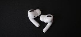 AirPods auf schwarzem Grund