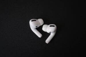 AirPods auf schwarzem Grund