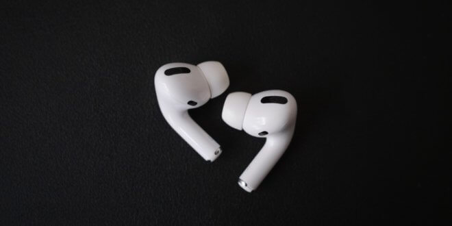 AirPods auf schwarzem Grund