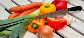 Verschiedenes Gemüse mit Küchenmesser