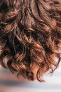 Braunes, welliges Haar