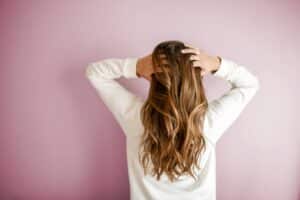 Lockige Haare, Frau, rosa Hintergrund, Haarpflege