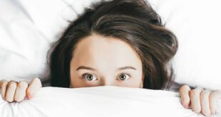 Frau in weißem Bett