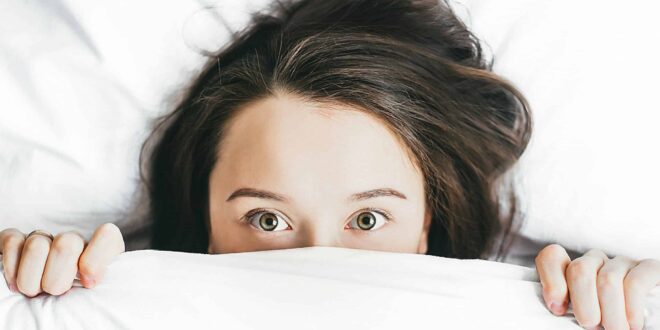 Frau in weißem Bett